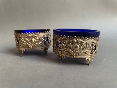 null Pair of oval saltcellars in silver plated metal, blue glasses.

4,5 x 6,5 x...