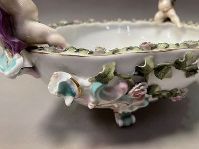 null Oval porcelain cup with flowers in relief and putti.

Manufacture of Saxony,...