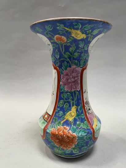 null Enameled porcelain horn vase decorated with characters in reserves on a blue...