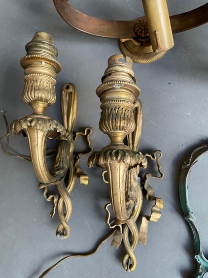 null 
Deux paires d'appliques en bronze doré : 

L'une à motif de noeud de ruban...