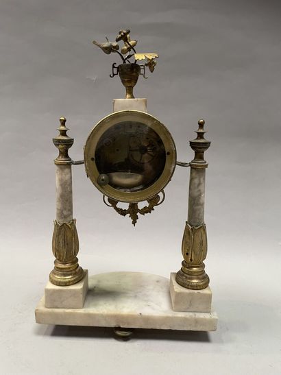 null Portico clock in marble and gilded bronze with columnar amounts. 

37 x 22 x...