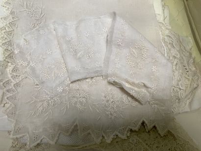 null Lot of lace: handkerchiefs, collars, habit of communiante

Beginning of the...