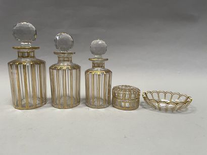 Toiletries in crystal with channels in gilding...