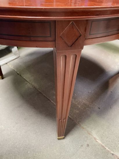 null Mahogany dining room table with blackened wood fillet, fluted and filleted legs.

Louis...