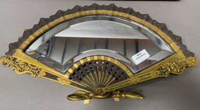 null Gilded stucco mirror with round view.

45 x 45 cm

We join :

Mirror in the...