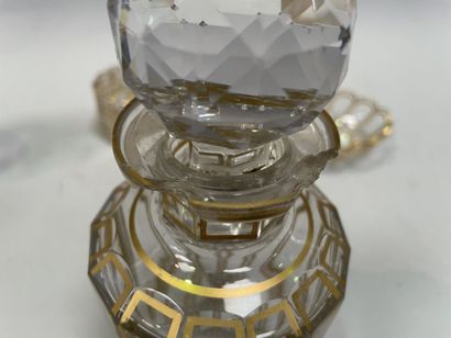 null Toiletries in crystal with channels in gilding including: 3 bottles, a box,...