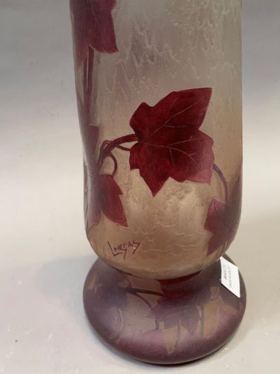 null Long vase soliflore en verre blanc granité à décor de lierres signé LEGRAS.

H...