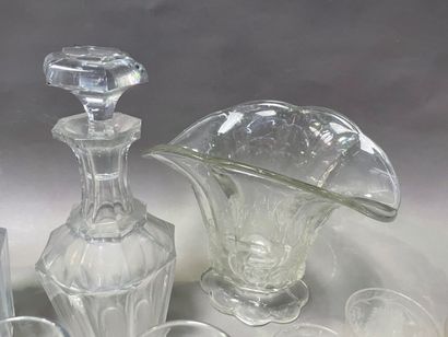 null Une caisse de cristal et verrerie : verres, carafes, vases