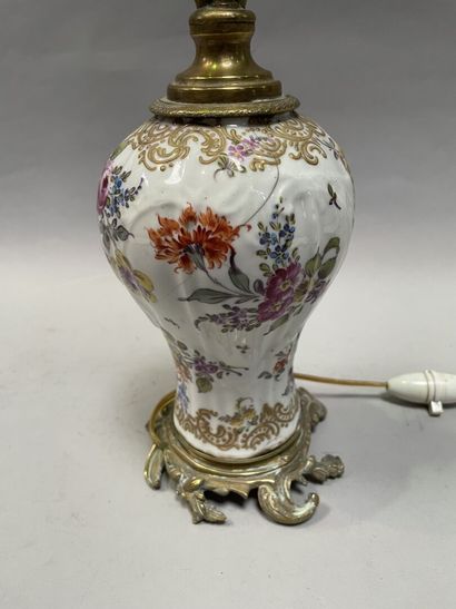 null Porcelain baluster vase decorated with flowers in the taste of Meissen. 

XIXe...