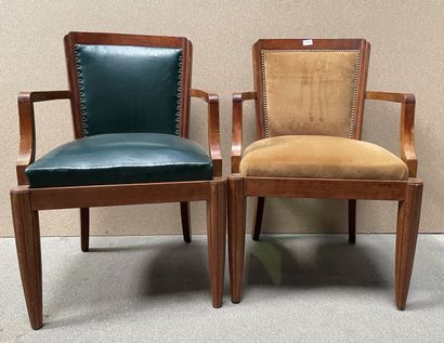 null Pair of armchairs with square back and tapered front legs,

Circa 1930.

One...