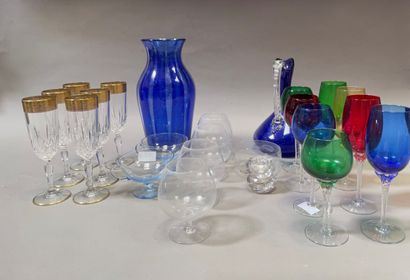 null Suite of blue tinted Rhine wine glasses.

H: 17 cm

Joined: a lot of various...