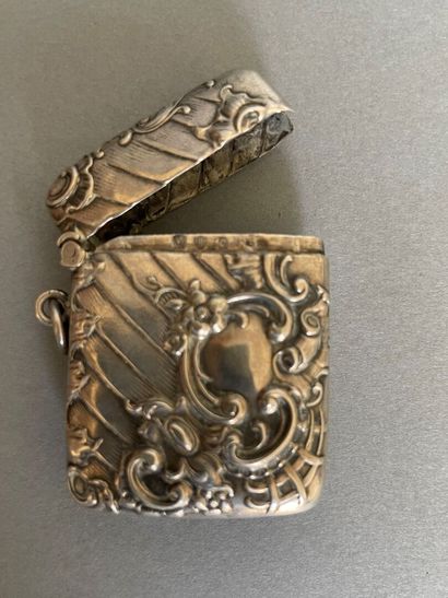 null Foreign silver case chased with rocaille motifs

Weight : 13,75 gr

4 x 3,5...