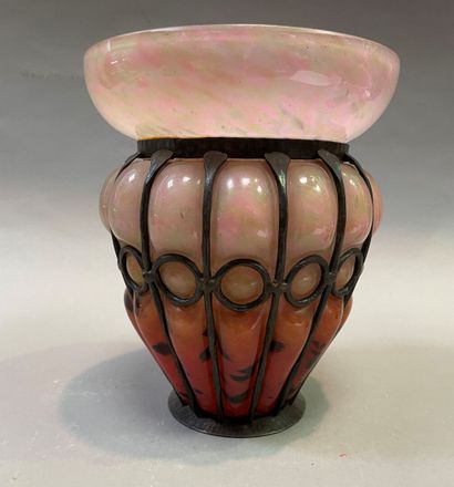 null Vase in pink marbled glass, the mount in wrought iron.

In the taste of Majorelle.

H:...