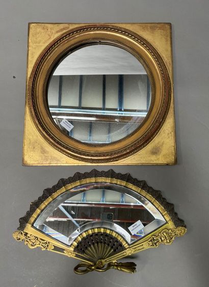 null Miroir en stuc doré à vue ronde.

45 x 45 cm

On joint :

Miroir en forme d'éventail...