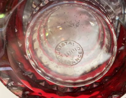 null SAINT LOUIS

Vase en cristal taillé et teinté rouge,

H : 25 cm

cendrier en...