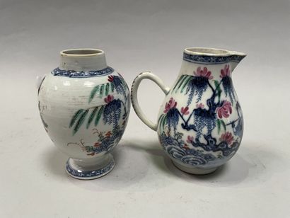 null Vase balustre et une verseuse en porcelaine à décor de personnages chinois.

Chine,...