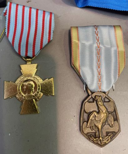 null Lot de médailles militaires et civiles. 

XXème siècle.