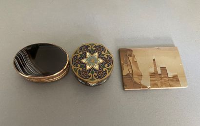 null Small batch of display items:

Oval box in gilded metal, the lid and the bottom...