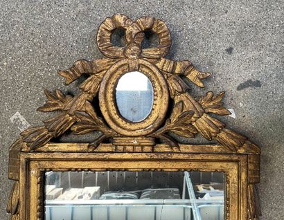 null Mirror in gilded wood and carved with a knot and trimmings

Louis XVI style.

95...