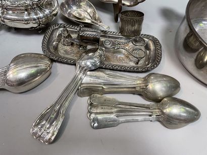 null Strong lot of silver plated metal: large cup on foot, dish, sugar bowl, ewer,...