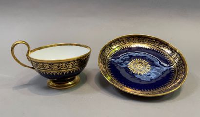 null Breakfast cup and its under cup in porcelain with decoration of flowery rinceaux.

Sevres...