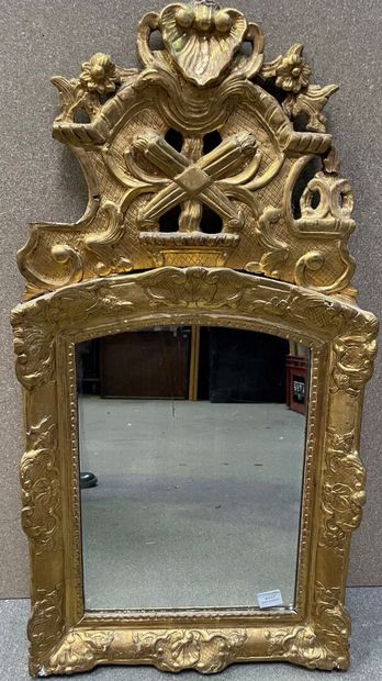 null Miroir en bois doré et sculpté.

Style Louis XIV.

99 x 51 cm

Manques et a...