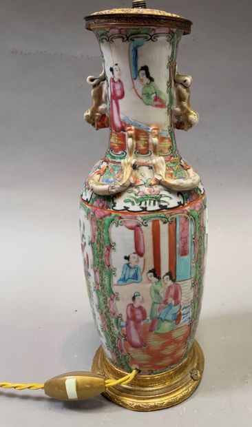 null Vase, assiette, tasse et sous-tasse en porcelaine de Canton.

Chine, XXème siècle.

Diam...