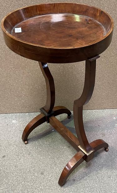 null Small table in mahogany veneer, the round top on double accolade legs.

19th...