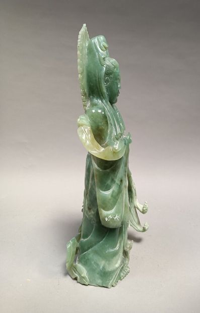 null Statue de jade figurant un bouddha renversant un vase.

Chine, XXe.

Hauteur...