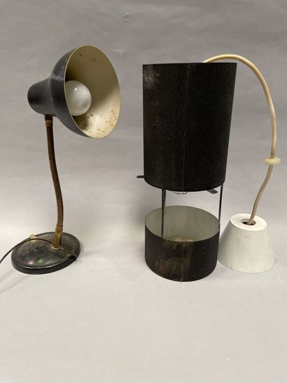 null -Articulated desk lamp in metal and sheet metal, 

About 1950-1960

H 35 cm.

Accidents

-Tubular...