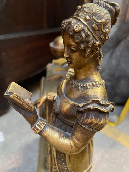 null 
Pendule borne en bronze doré, à la bibliothèque, flanquée d'une jeune femme...