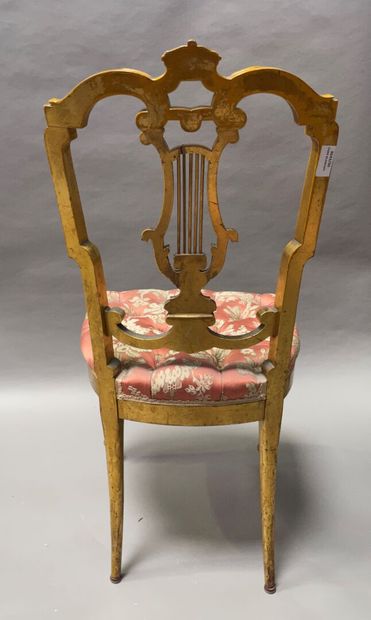 null Pair of chairs in gilded wood and carved with acanthus leaves, lyre back, fluted...