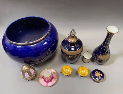 null Ensemble de porcelaines comprenant : vase à fond bleu Sèvres à décor de panier...