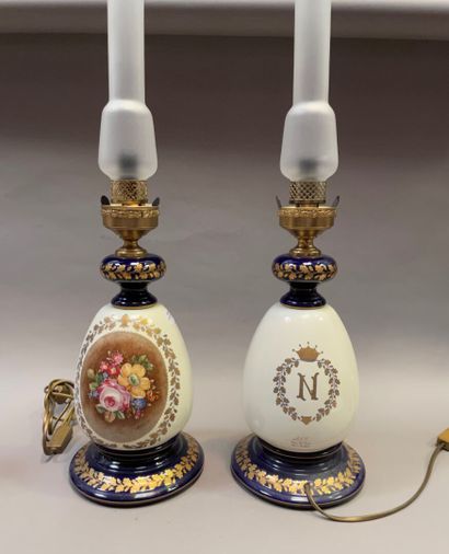 null Pair of porcelain oil lamps decorated with friezes of oak leaves and flowers...
