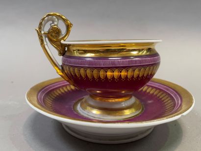 null Breakfast cup decorated with a frieze of acorns on a purple background.

Paris,...