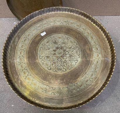 null Large copper tray with geometric designs on a wrought iron base

Diam 76 cm

A...
