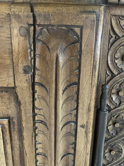 null Bonnetiere with a door in wood richly carved with floral motifs. 

In the taste...