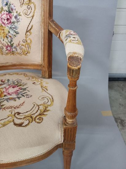 null Paire de fauteuils en hêtre naturel mouluré, dossier cabriolet garni de tissu...