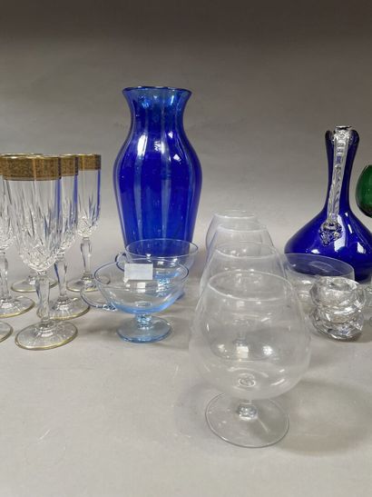 null Suite of blue tinted Rhine wine glasses.

H: 17 cm

Joined: a lot of various...