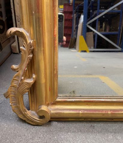 null Miroir en bois et stuc doré sculpté de coquilles.

Style Louis XV.

131 x 88...