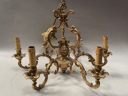 null Chandelier with six lights out of gilded metal and engraved of reasons of leaves.

Louis...