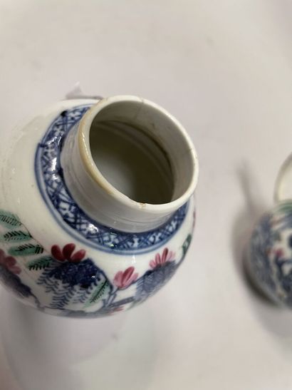null Vase balustre et une verseuse en porcelaine à décor de personnages chinois.

Chine,...