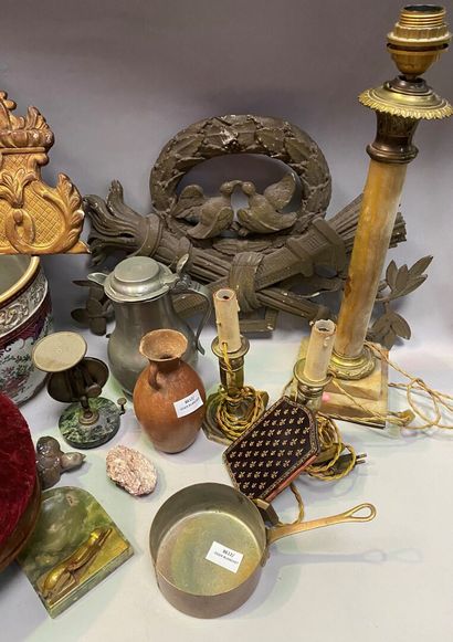 null Large lot of various trinkets: lamp feet, small stool, carved wood elements...