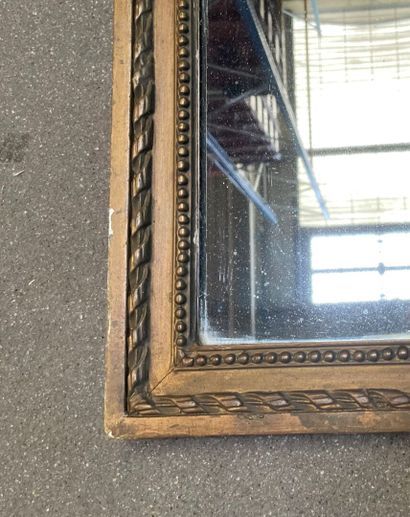 null Miroir d'entre-deux en bois doré à frise de perles et rubans.

Style Louis XVI.

153...