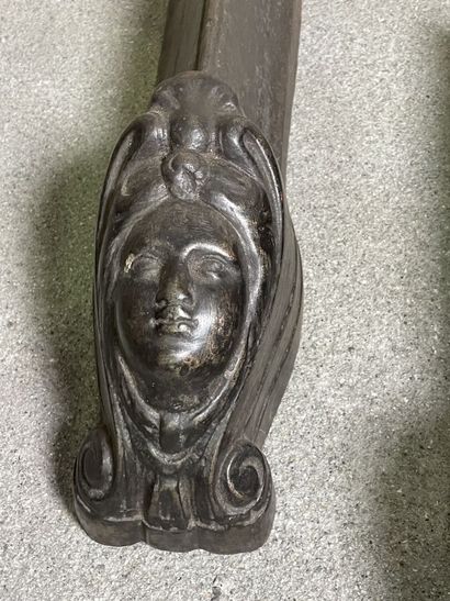 null Pair of cast iron andirons with a woman's head motif.

19 x 57 cm