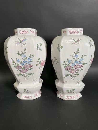 null In the taste of Marseille

Pair of large baluster vases in enamelled ceramic...