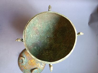null Coupe couverte à quatre anses en bronze oxydé dans le goût de l'Antiquité chinoise....