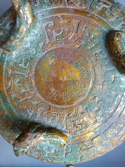 null Coupe couverte à quatre anses en bronze oxydé dans le goût de l'Antiquité chinoise....