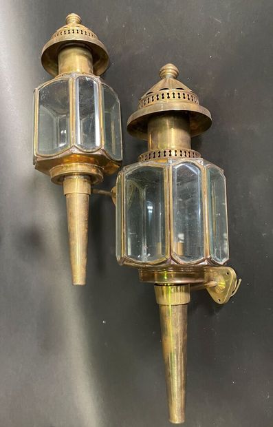 null Pair of lanterns in gilded brass and glass.

H 53 cm