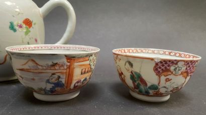 null Two sorbets and a teapot in porcelain. 

China, 19th century.

Sorbets : 5 x...